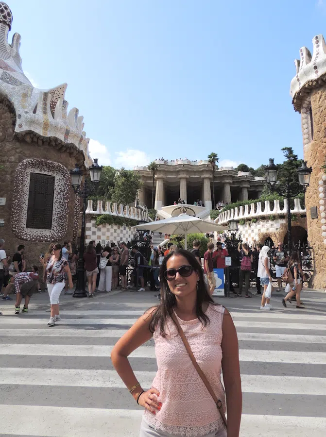 Yo en la entrada del Parc Güell en Barcelona