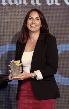 Yo recogiendo el Premio Mejor Comunicación Digital de los Premios e-volución 2022